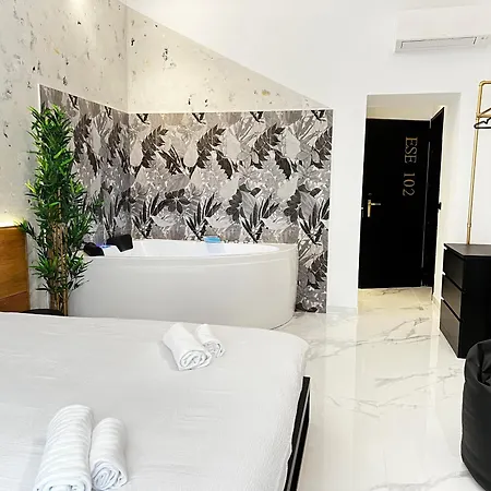 Ese Luxury - Elegant Jacuzzi Suite, Quiet&central 招待所